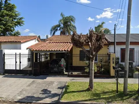 Casa tipo PH al frente zona Factory Quilmes