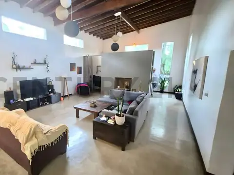 Casa en Venta con 4 cocheras