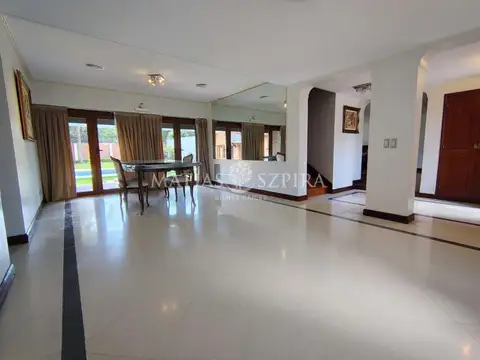 Casa en Venta con 4 cocheras