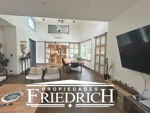Casa en Alquiler con 4 cocheras
