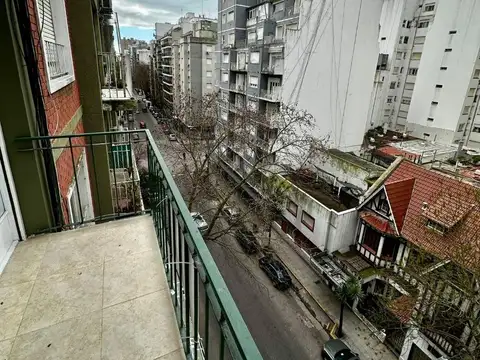 Departamento 2 ambientes a la calle con dependencia de serv.