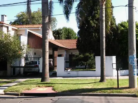 Casa  en Venta ubicado en Castelar, Morón, G.B.A. Zona Oeste - AMA0070_LP545139_4