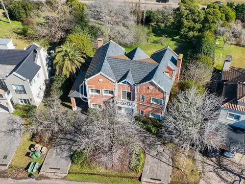 Casa en Venta con 2 cocheras
