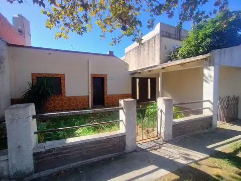 ALQ CASA 3 AMB CON JARDIN Y COCHERA