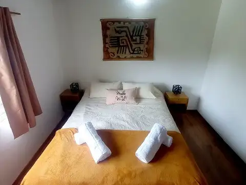 Amplia Casa luminosa y moderna con excelente ubicación y estacionamiento. Hasta 6 pax.