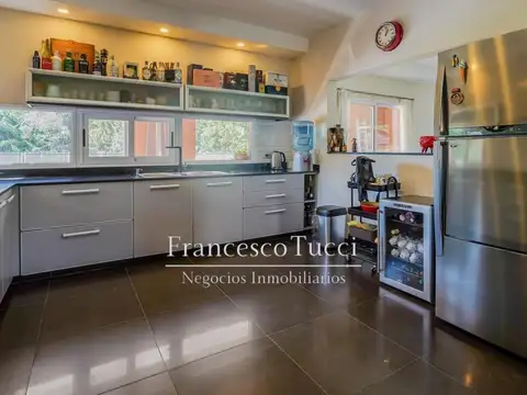 Casa en Venta con 2 cocheras