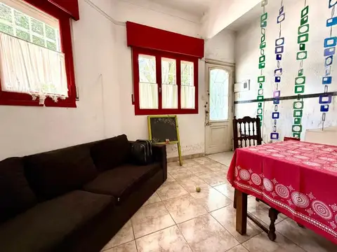 Casa 6 ambientes con 2 baños