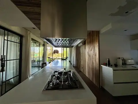 Casa en Venta con 3 cocheras