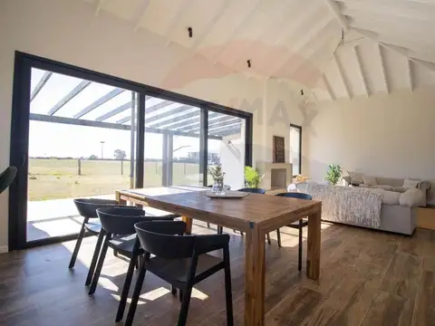 Casa 4 ambientes con 2 baños