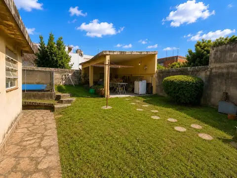Casa 3 dormitorios, cochera, jardin, quincho - Castelar