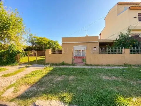 VENTA CASA 4 AMBIENTES EN BENAVIDEZ CENTRO