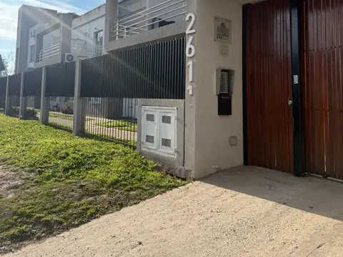 Venta. Departamento 3 amb con patio y cochera. San Miguel