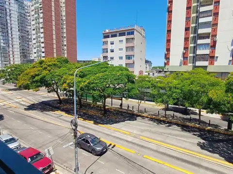 VENTA Departamento 2 ambientes. Sobre Av. Maipu