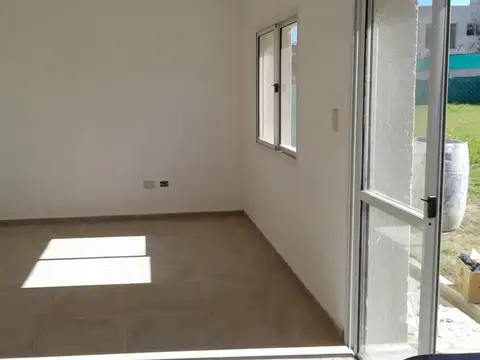 Casa en Alquiler con 2 cocheras