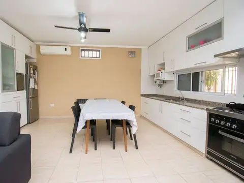 CASA EN VENTA 2 PLANTAS, 5 DORM., PATIO Y COCHERA