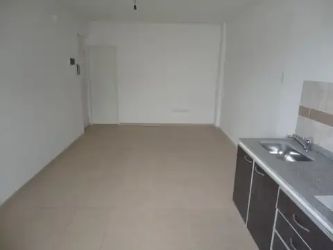 HERMOSO DEPARTAMENTO 2 AMBIENTES CONTRAFRENTE CON BALCÓN  SEMI-NUEVO