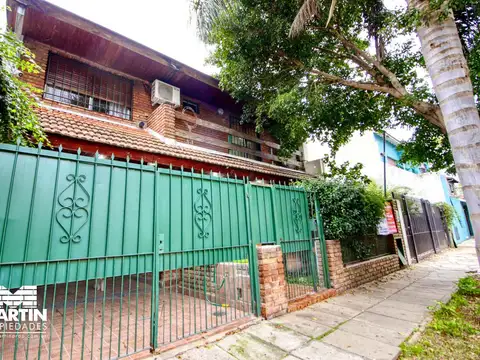 Chalet en 2 plantas 5 amb en venta, con patio y jardín de invierno - Olivos
