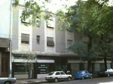Departamento 3 ambientes sobre avenida, 2° piso escalera, buena luz, cerca subte