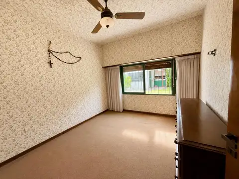 CASA EN VENTA 5 AMB. MONTE GRANDE ZONA TRANQUILA