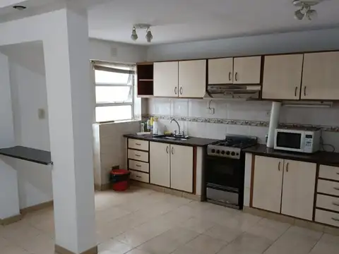 Ph de 2 Dormis con Cochera y Patio en Alquiler