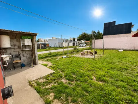 CASA EN VENTA EN LA PLATA 1 DORMITORIO Y PATIO