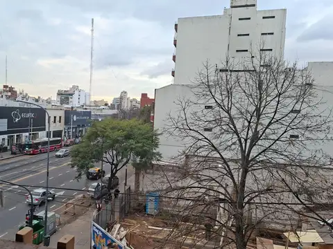 3 AMBIENTES CON BALCON AL FRENTE DOLORES 93 Y AV RIVADAVIA 