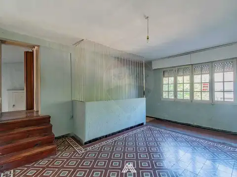CASA EN VENTA Tres Cruces Con amplio GALPON