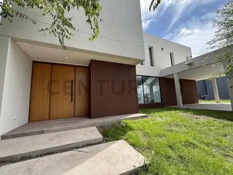 Casa en venta Club de Campo San Lucas con vista a la laguna