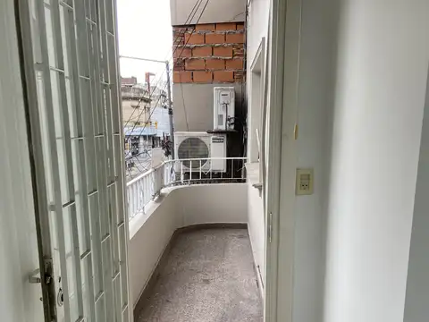 VILLA BALLESTER CENTRO: DEPARTAMENTO AL FRENTE 1ER. PISO POR ESCALERA. APTO PROFESIONAL 