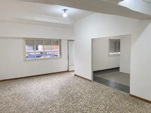 VILLA BALLESTER CENTRO: DEPARTAMENTO AL FRENTE 1ER. PISO POR ESCALERA. APTO PROFESIONAL 