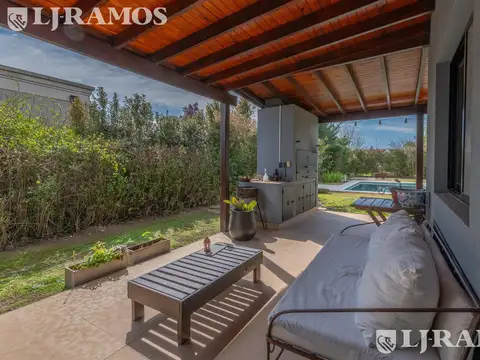 Casa en Venta con 4 cocheras