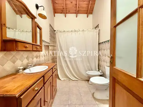 Casa en Alquiler con 2 cocheras