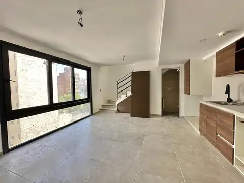 Departamento 2 ambientes de categoría con terraza en Morón Sur