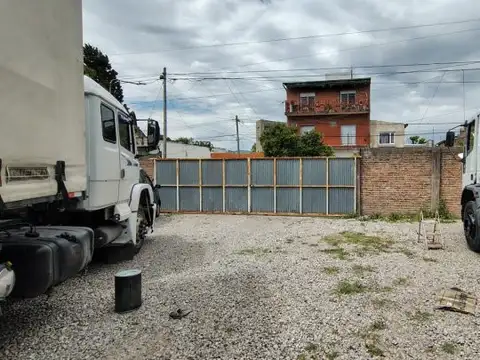 Lote de 900m con Mejoras - para Estacionamiento - Alquiler