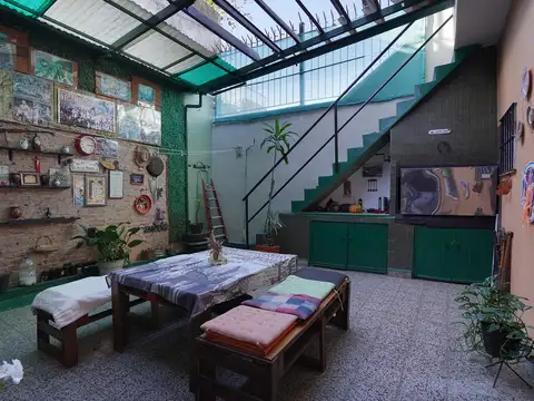 PH tipo casa de 171 m², patio, terraza y parrilla, zona Parque chacabuco.