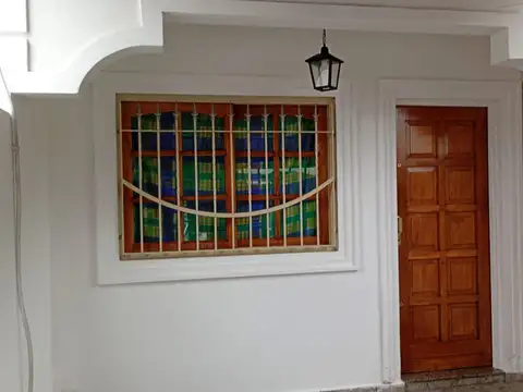 Depto Tipo Casa en Alquiler en Villa Luzuriaga, $ 750.000