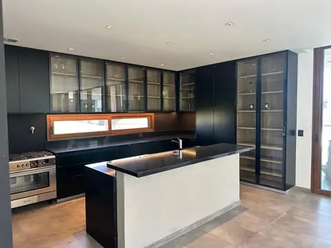 Casa 5 ambientes con 5 baños