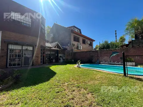 Casa 4 ambientes con 2 baños