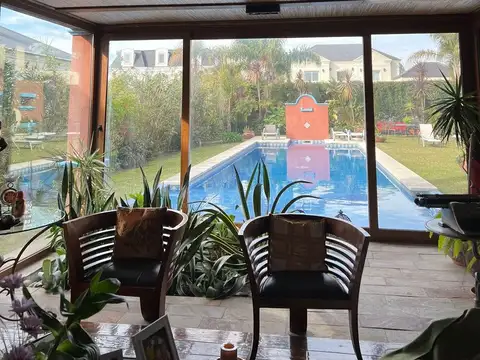 Casa 8 ambientes con 7 baños