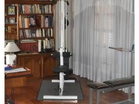 Casa en Alquiler con 2 cocheras