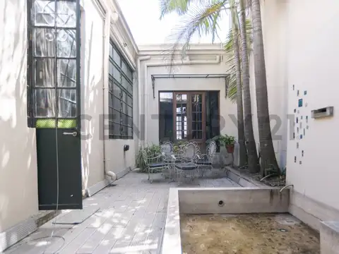 Casa en venta en La Plata de 4 dormitorios y 2 patios. Zona UC1