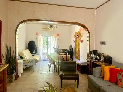Casa 6 ambientes con 2 baños