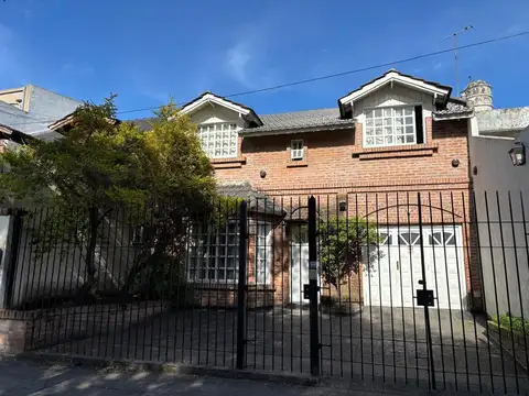 CASA CINCO AMBIENTES CON FONDO Y PILETA