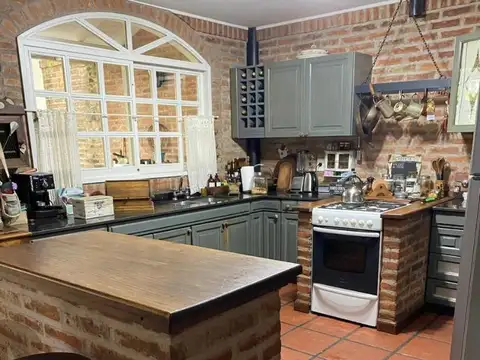 CASA CINCO AMBIENTES CON FONDO Y PILETA