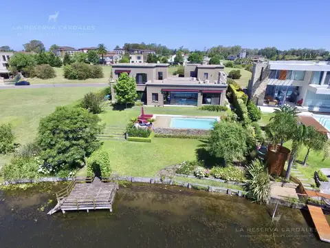 Casa en Alquiler con 2 cocheras