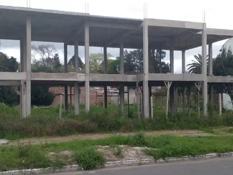 Lote con losa en esquina. Excelente Ubicacion.