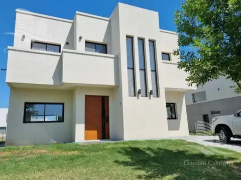 Venta Casas 252 m2 Con Pileta en Lote Interno - Araucarias