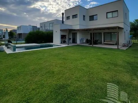 Venta Casas 252 m2 Con Pileta en Lote Interno - Araucarias