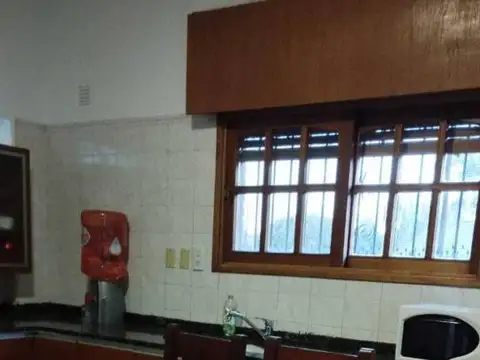 Casa 8 ambientes con 2 baños