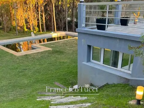 Casa en Venta con 3 cocheras